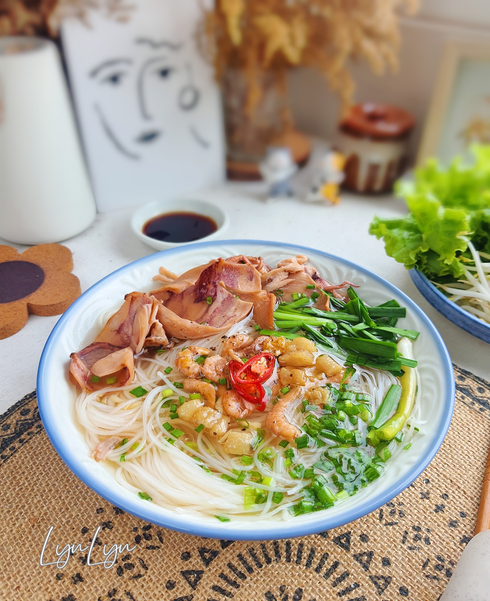 Mách bạn cách nấu hủ tiếu mực khô lạ miệng cực ngon - Ảnh 5.