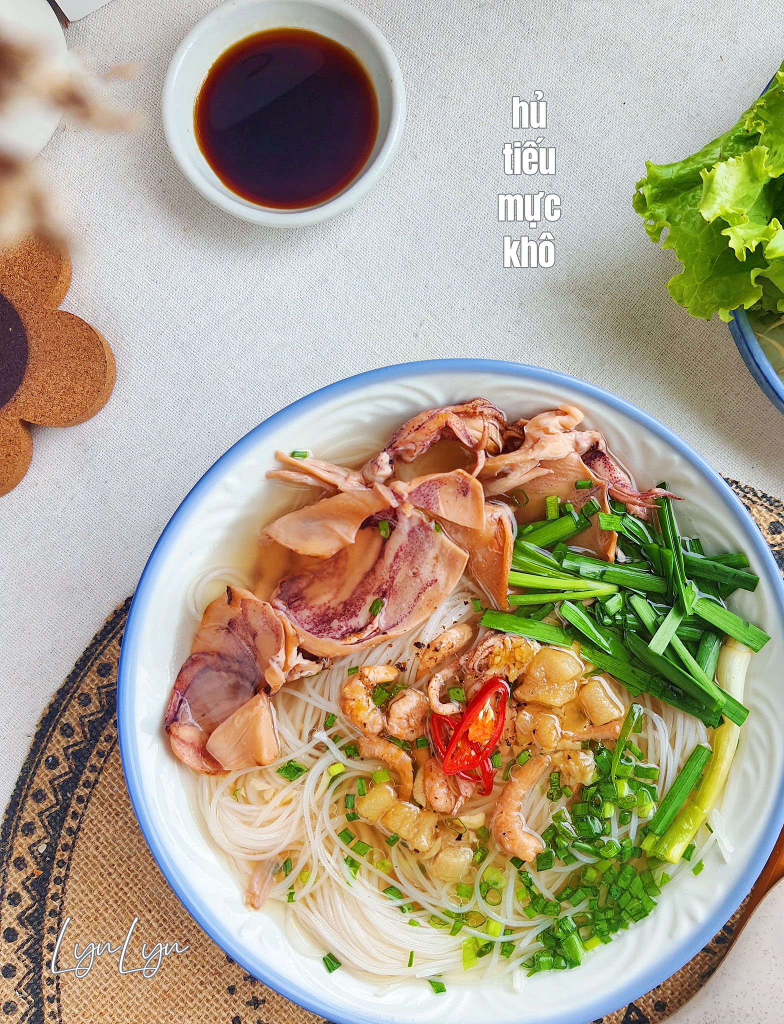 Mách bạn cách nấu hủ tiếu mực khô lạ miệng cực ngon - Ảnh 1.