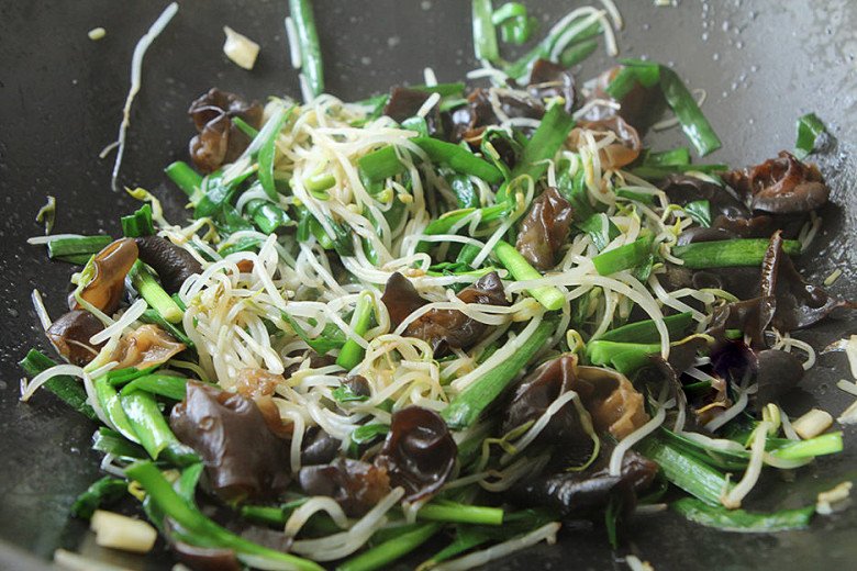 Loại rau được coi là món quà của tự nhiên đem xào với lá hẹ ngon mà bổ từ trong ra ngoài - Ảnh 4.