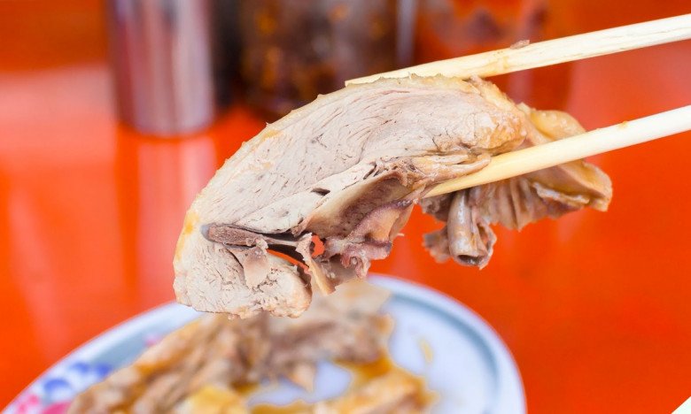 Luộc vịt cứ thả thứ này vào, thịt hết sạch mùi hôi tanh, miếng nào cũng mềm ngon gấp 10 lần - Ảnh 1.