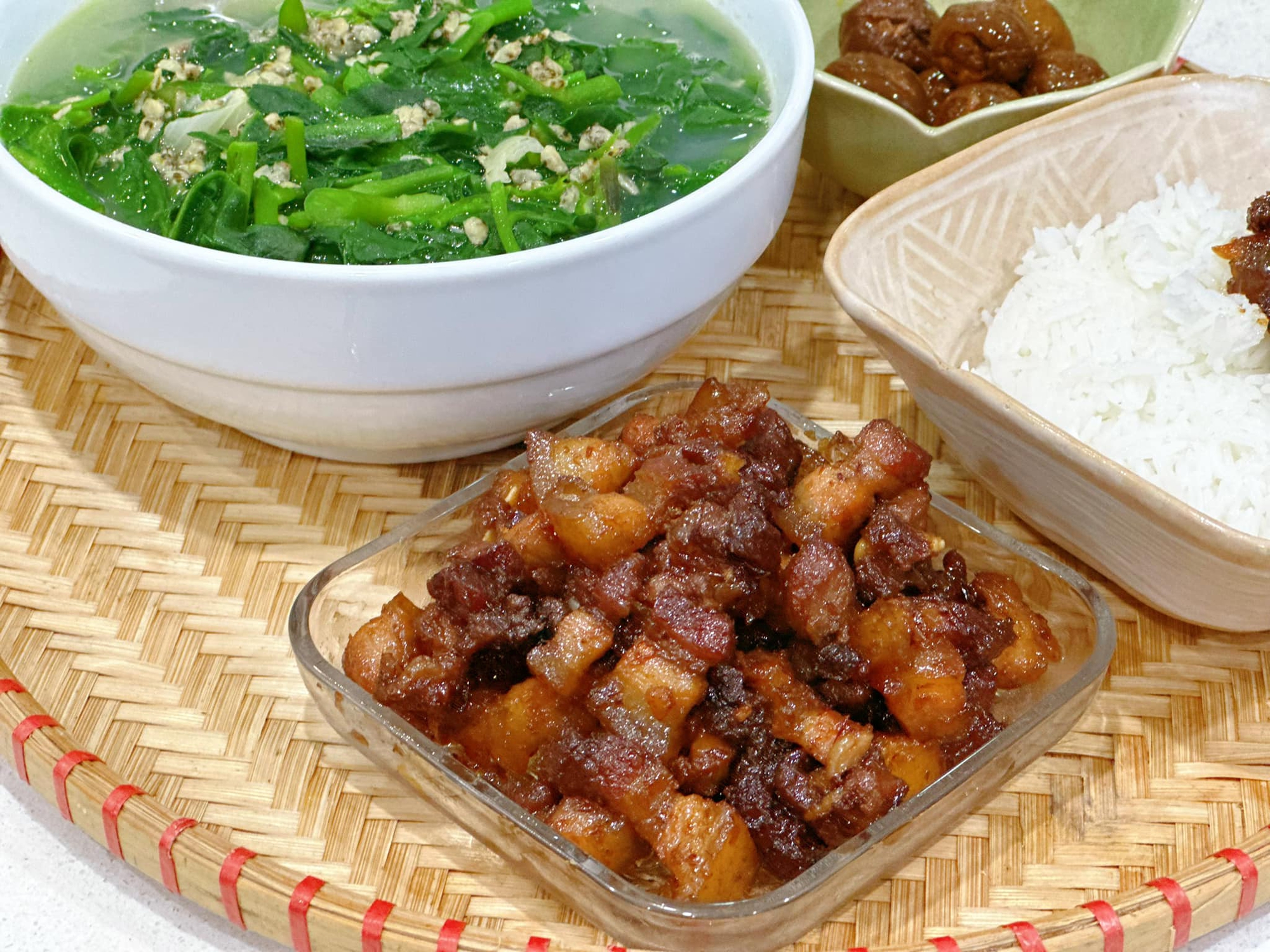 Thịt heo kho với loại mắm này đảm bảo thơm ngon nức mũi, hết vèo nồi cơm - Ảnh 1. Thịt heo kho với loại mắm này đảm bảo thơm ngon nức mũi, hết vèo nồi cơm - Ảnh 1.