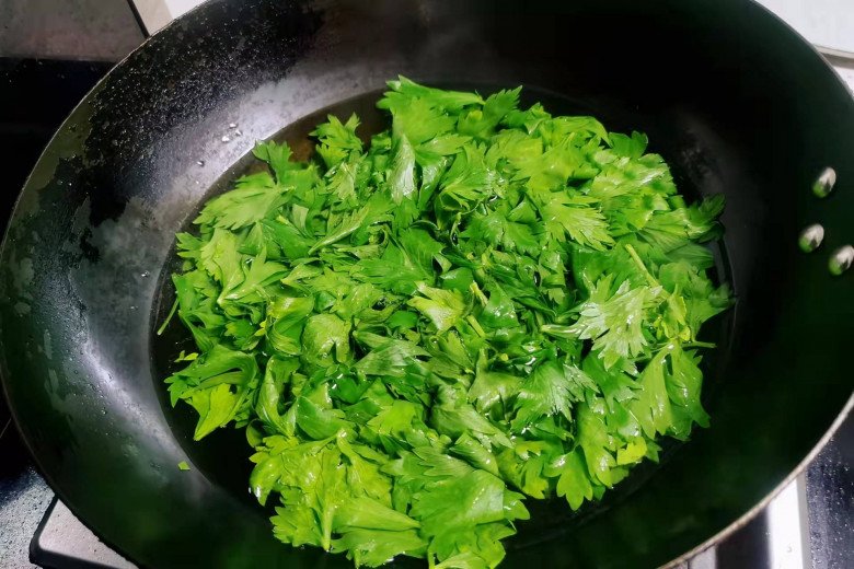 Toàn thân cây này là báu vật, phần lá bổ dưỡng nhất đem bóp nộm đơn giản vẫn được món ngon lại siêu tốt - Ảnh 1. Toàn thân cây này là báu vật, phần lá bổ dưỡng nhất đem bóp nộm đơn giản vẫn được món ngon lại siêu tốt - Ảnh 1.