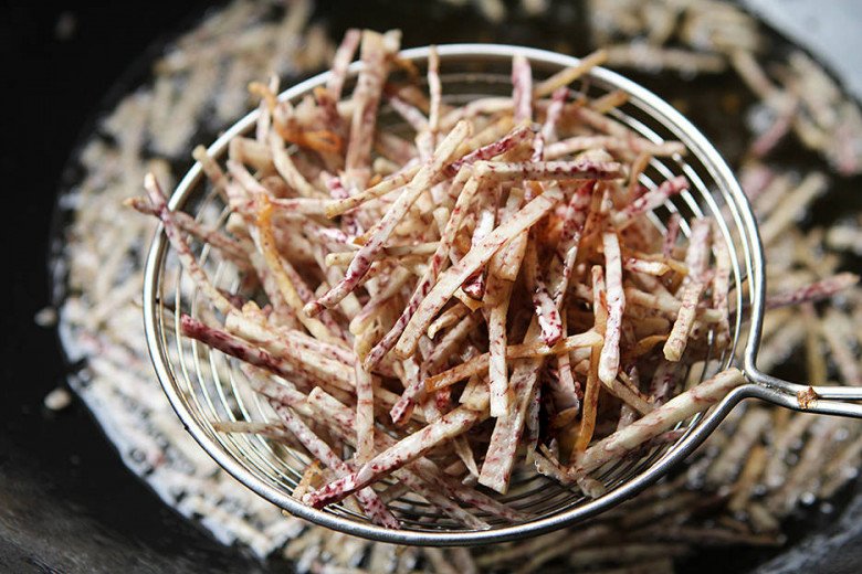 Loại củ cực giàu canxi cứ tưởng chỉ để ăn lẩu, ai ngờ đem nấu kiểu này được món ăn chơi cuối tuần - Ảnh 2.