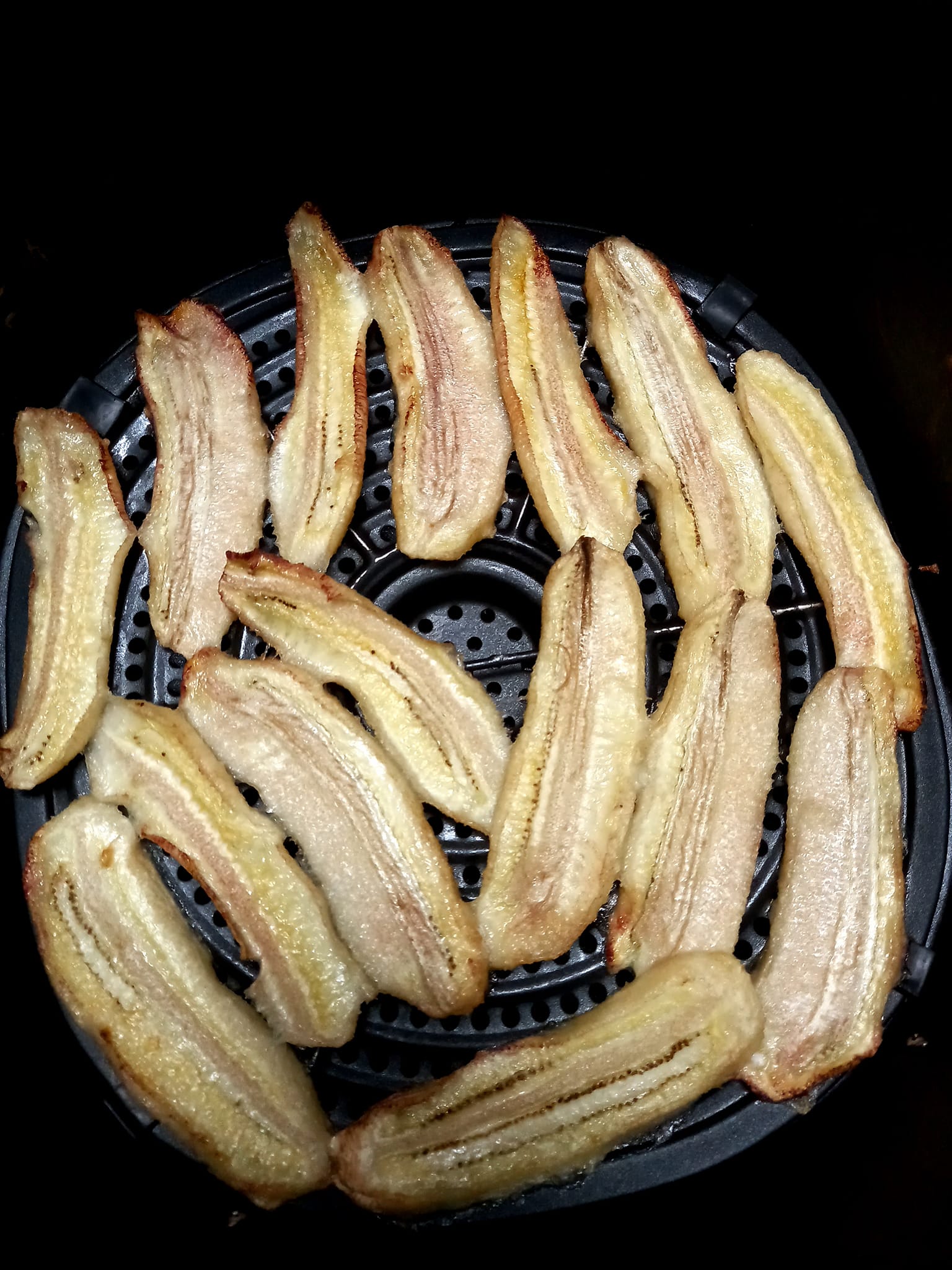 Bí quyết làm chuối sứ sấy dẻo mềm ngọt bằng nồi chiên không dầu - Ảnh 3.