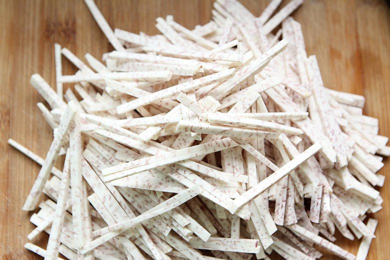 Loại củ cực giàu canxi cứ tưởng chỉ để ăn lẩu, ai ngờ đem nấu kiểu này được món ăn chơi cuối tuần - Ảnh 1.