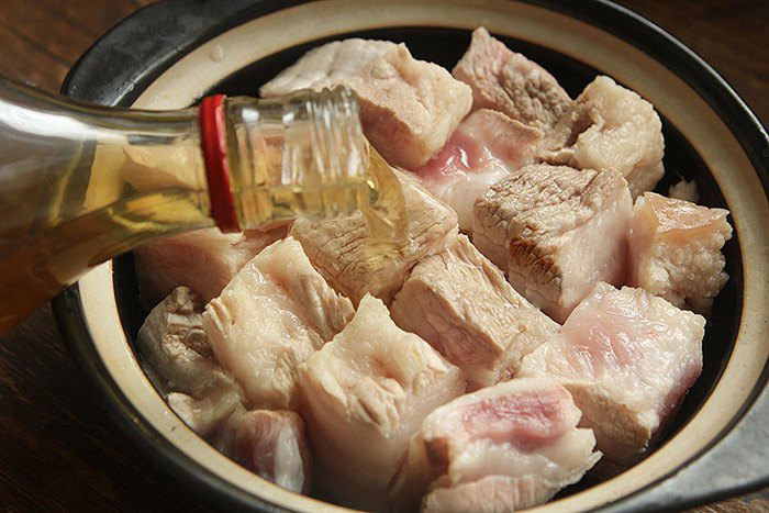 Kho thịt 20 năm giờ mới biết, không cần thêm nước, muối thịt vẫn mềm ngon thơm nức màu lên đỏ đẹp - Ảnh 3. Kho thịt 20 năm giờ mới biết, không cần thêm nước, muối thịt vẫn mềm ngon thơm nức màu lên đỏ đẹp - Ảnh 3.