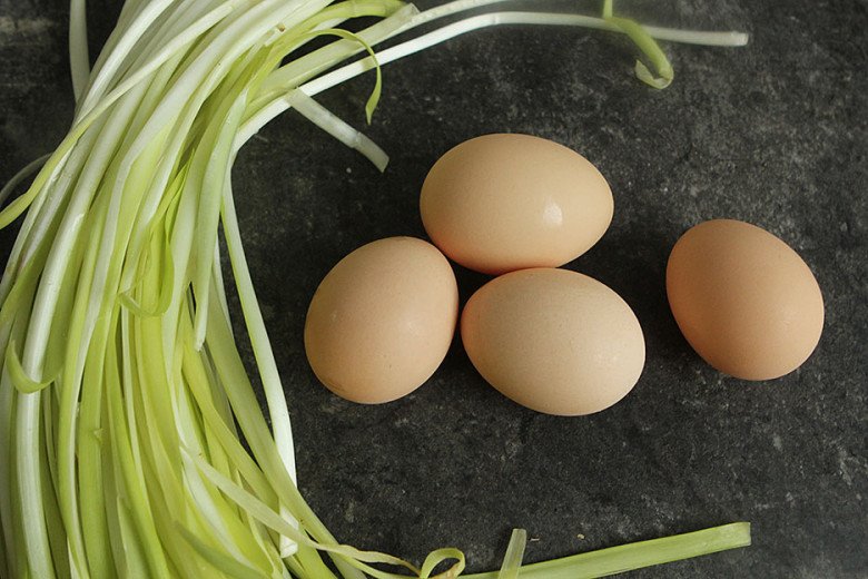 Không cần hành, trứng chiên với cỏ làm sạch ruột vừa ngon lại bổ, còn tốt cho cả sinh lý - Ảnh 1.