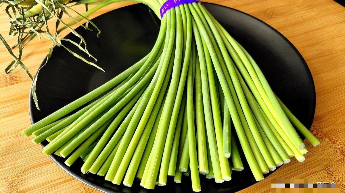 Loại rau là "kháng sinh tự nhiên", bổ gan, hạ huyết áp, nhiều người không biết ăn, làm bánh, xào thịt đều ngon - Ảnh 2.