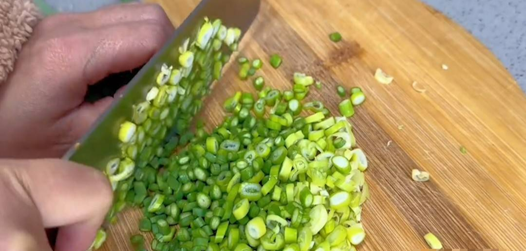 Loại rau là "kháng sinh tự nhiên", bổ gan, hạ huyết áp, nhiều người không biết ăn, làm bánh, xào thịt đều ngon - Ảnh 4.
