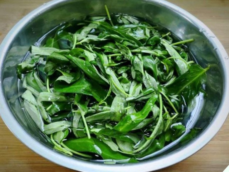 Xào rau muống nhớ kỹ “1 ngâm, 3 không” rau xanh mướt mườn mượt, giòn ngon không kém ngoài hàng - Ảnh 4.