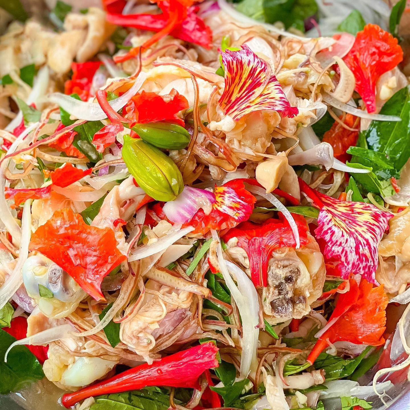 Bắt "trend" làm gỏi gà hoa phượng thơm ngon hấp dẫn - Ảnh 1. Bắt "trend" làm gỏi gà hoa phượng thơm ngon hấp dẫn - Ảnh 1.