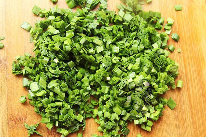 Mua được nắm cỏ làm sạch ruột đem nấu kiểu này được món ăn sáng cực ngon, tốt cho tiêu hoá và cực bổ thận - Ảnh 1.