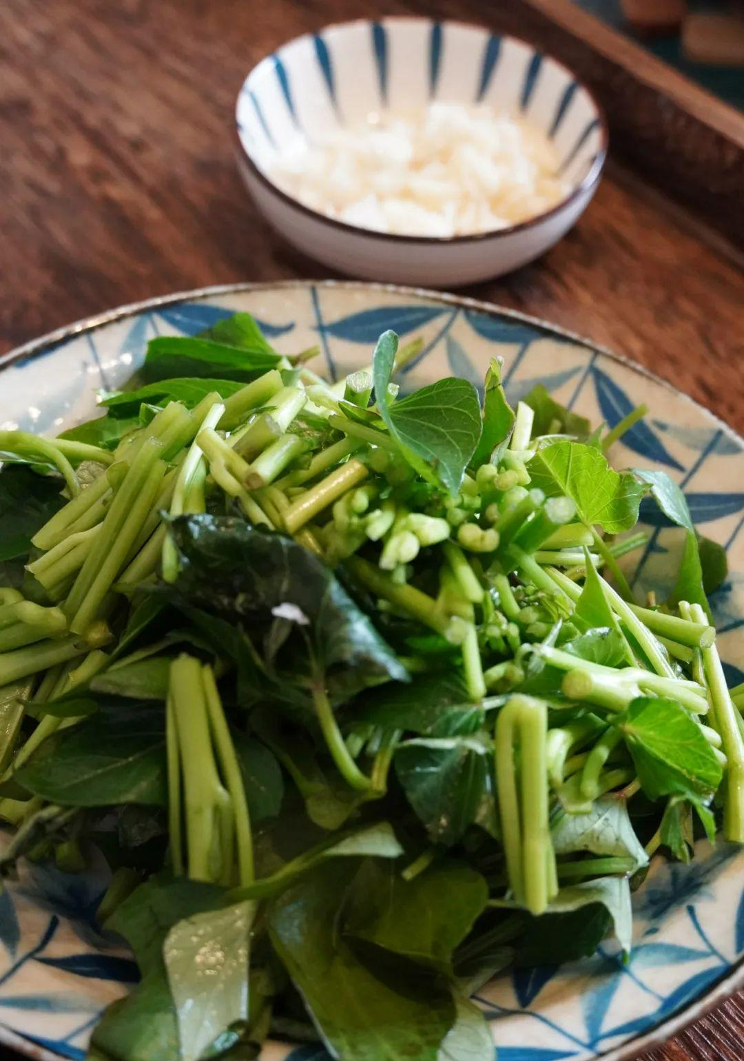 Loại rau nhiều người chỉ thích ăn cọng nhưng lá mới là "kho báu", làm sạch ruột, tẩy rửa mạch máu - Ảnh 5. Loại rau nhiều người chỉ thích ăn cọng nhưng lá mới là "kho báu", làm sạch ruột, tẩy rửa mạch máu - Ảnh 5.