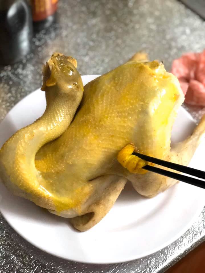 Luộc gà bằng nước lạnh hay nước sôi, làm sai khiến gà luộc mất ngon - Ảnh 1. Luộc gà bằng nước lạnh hay nước sôi, làm sai khiến gà luộc mất ngon - Ảnh 1.