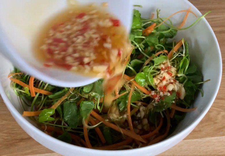 Loại rau dại xưa nhổ vứt đi không hết, nay bán 200.000đ/kg, đem nộm ăn bao phê, giải nhiệt ngày hè - Ảnh 11.