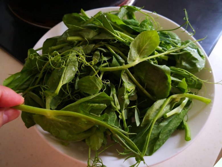 Loại cây tưởng trồng chỉ để lấy hạt hóa ra ngọn ăn rất ngon, dưỡng gan, thải độc, gặp thì nhớ mua ăn - Ảnh 4.