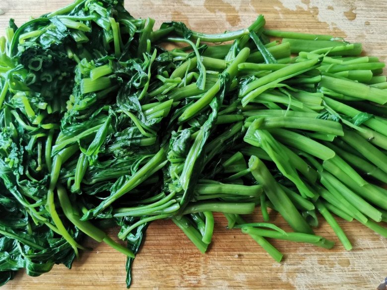 Loại rau chợ Việt bán vài nghìn/mớ, ở Nhật 100.000đ/10 cọng, nấu thế này giòn sần sật ăn rất ngon - Ảnh 5.
