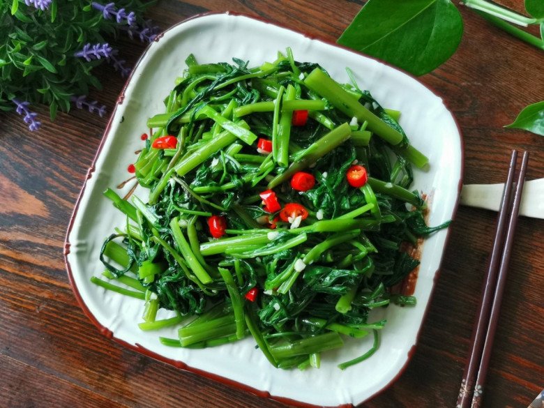 Loại rau chợ Việt bán vài nghìn/mớ, ở Nhật 100.000đ/10 cọng, nấu thế này giòn sần sật ăn rất ngon - Ảnh 10.