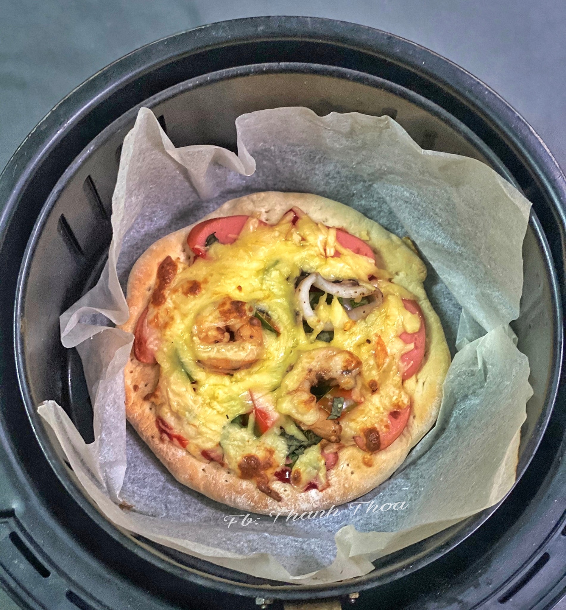Tự làm món Pizza hải sản bằng nồi chiên không dầu ngon như ở tiệm - Ảnh 5. Tự làm món Pizza hải sản bằng nồi chiên không dầu ngon như ở tiệm - Ảnh 5.