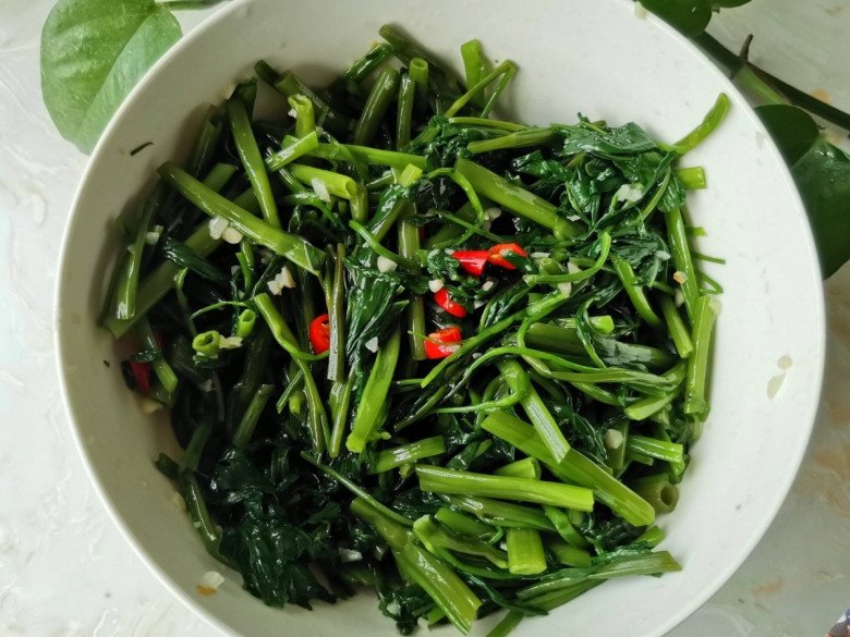 Loại rau chợ Việt bán vài nghìn/mớ, ở Nhật 100.000đ/10 cọng, nấu thế này giòn sần sật ăn rất ngon - Ảnh 9.