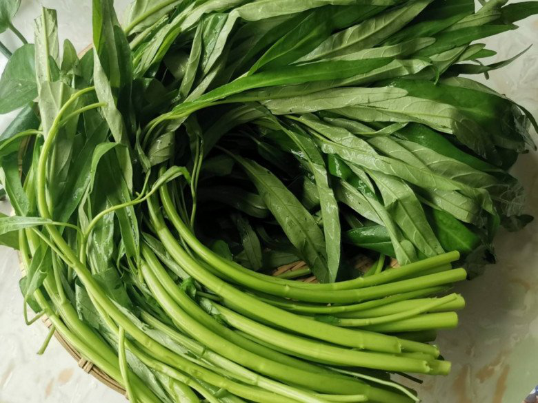 Loại rau chợ Việt bán vài nghìn/mớ, ở Nhật 100.000đ/10 cọng, nấu thế này giòn sần sật ăn rất ngon - Ảnh 1.