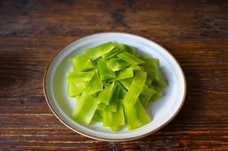 Cây này tưởng chỉ ăn lá, ai ngờ thân lại siêu ngon đem xào mực được món giàu canxi, tốt cho sức khoẻ - Ảnh 3.