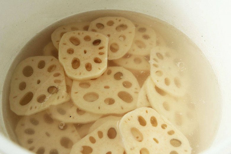 Loại củ sống ngập trong bùn, thân trắng toát, siêu giàu vitamin làm kiểu này vừa ngon lại giòn sần sật, giải nhiệt ngày hè - Ảnh 4.