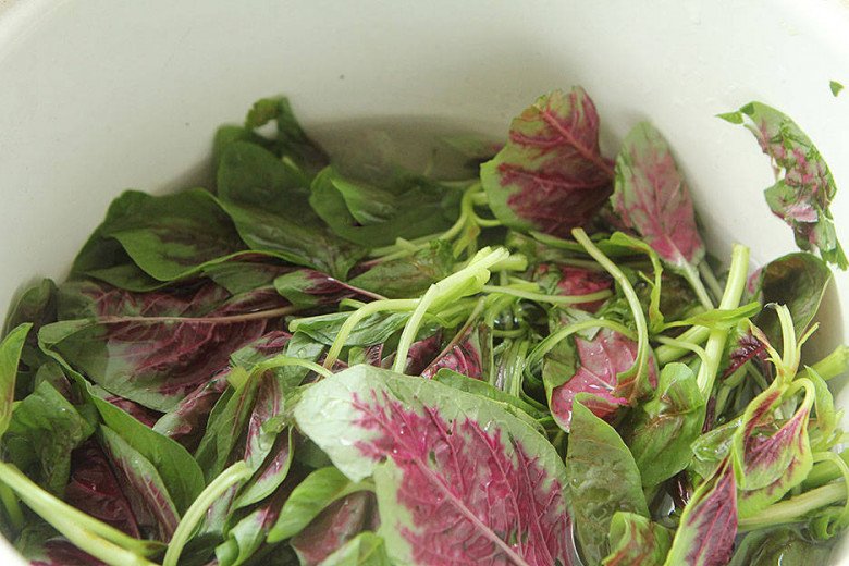 Loại củ sống ngập trong bùn, thân trắng toát, siêu giàu vitamin làm kiểu này vừa ngon lại giòn sần sật, giải nhiệt ngày hè - Ảnh 1.