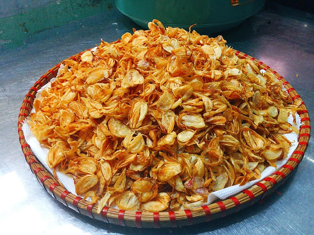 Tất tần tật bí quyết làm hành phi vàng đều, giòn rụm, không bị ỉu và vỡ tép - Ảnh 1.