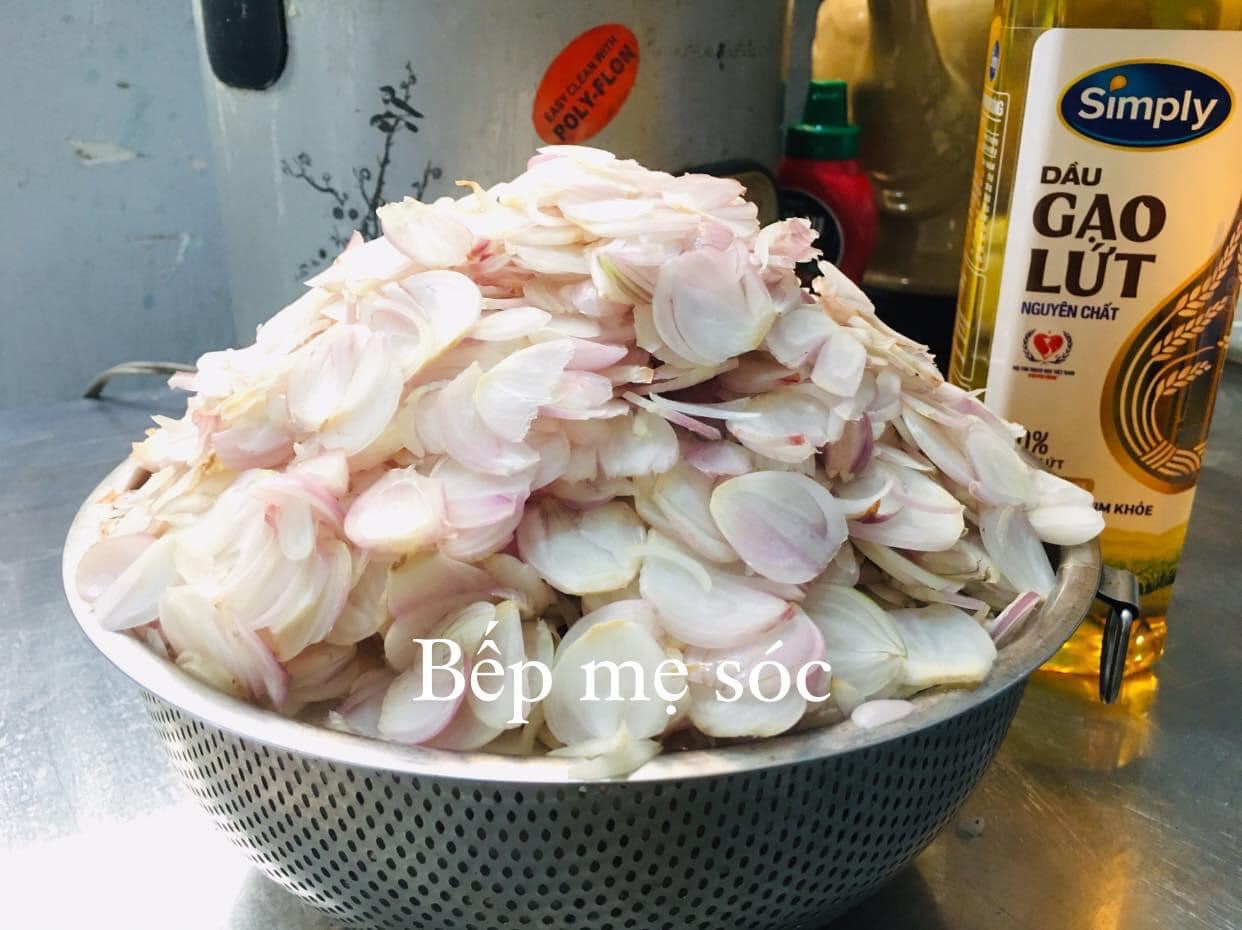 Tất tần tật bí quyết làm hành phi vàng đều, giòn rụm, không bị ỉu và vỡ tép - Ảnh 2.