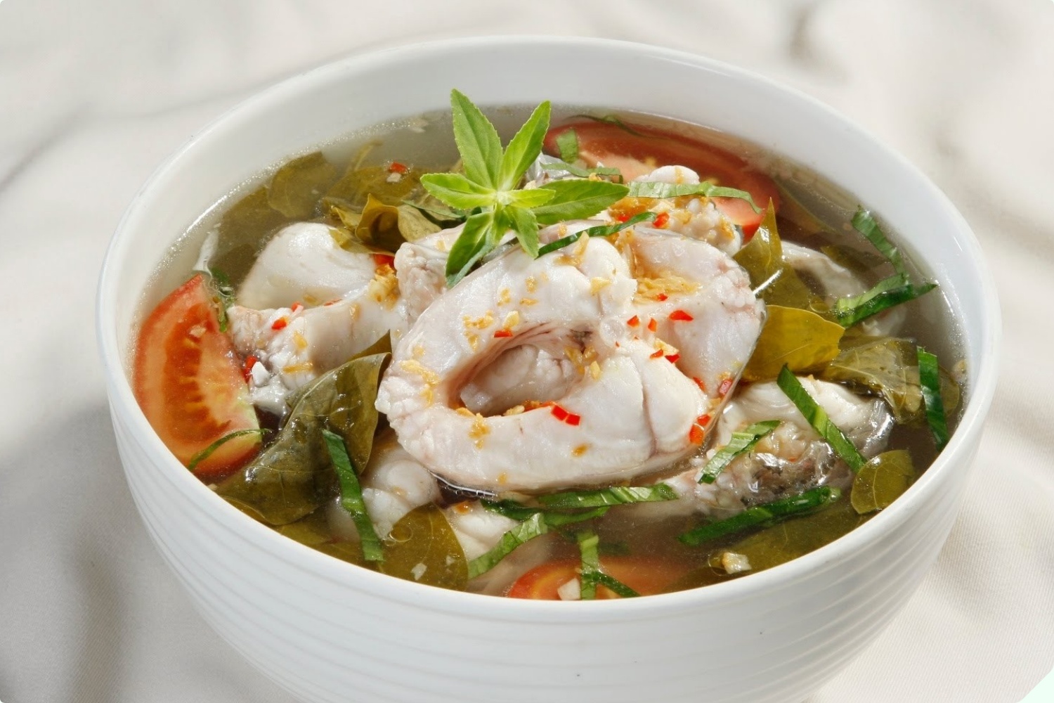 Thấy tôi bỏ thứ này vào nồi canh cá, mẹ chồng nói 1 câu khiến tôi bẽ mặt trước họ hàng - Ảnh 1. Thấy tôi bỏ thứ này vào nồi canh cá, mẹ chồng nói 1 câu khiến tôi bẽ mặt trước họ hàng - Ảnh 1.