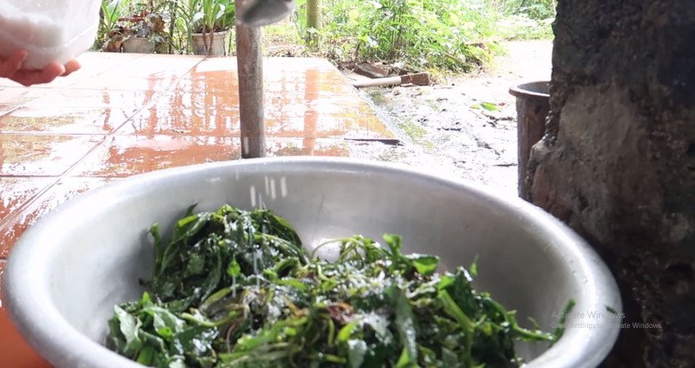 Cứ tưởng trồng chỉ để lấy củ ai ngờ lá của cây này cực ngon, nấu chung với con giàu đạm được món bổ từ - Ảnh 4.