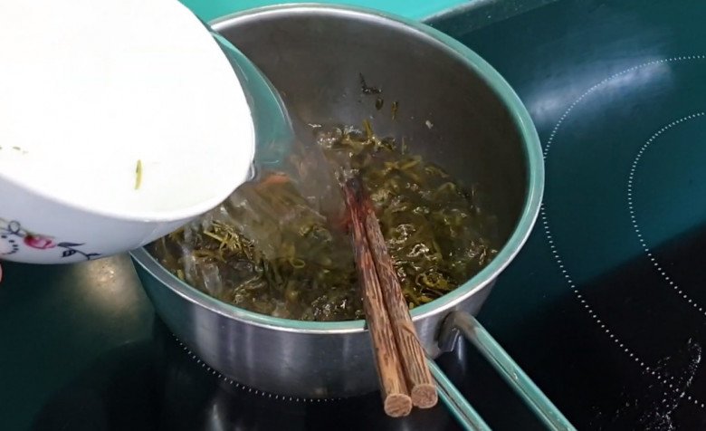 Cứ tưởng trồng chỉ để lấy củ ai ngờ lá của cây này cực ngon, nấu chung với con giàu đạm được món bổ từ - Ảnh 10.