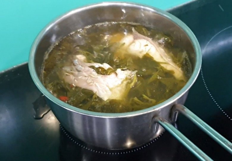 Cứ tưởng trồng chỉ để lấy củ ai ngờ lá của cây này cực ngon, nấu chung với con giàu đạm được món bổ từ - Ảnh 13.