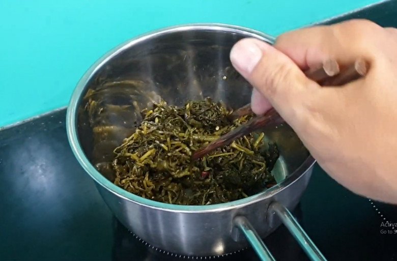 Cứ tưởng trồng chỉ để lấy củ ai ngờ lá của cây này cực ngon, nấu chung với con giàu đạm được món bổ từ - Ảnh 9.