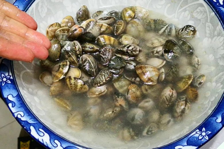 Rửa ngao đừng cho đinh hay ớt nữa, học 3 tuyệt chiêu này ngao tự nhả hết sạch cát không sót hạt nào - Ảnh 4. Rửa ngao đừng cho đinh hay ớt nữa, học 3 tuyệt chiêu này ngao tự nhả hết sạch cát không sót hạt nào - Ảnh 4.