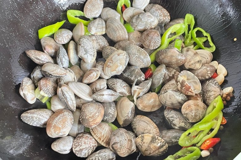 Rửa ngao đừng cho đinh hay ớt nữa, học 3 tuyệt chiêu này ngao tự nhả hết sạch cát không sót hạt nào - Ảnh 7. Rửa ngao đừng cho đinh hay ớt nữa, học 3 tuyệt chiêu này ngao tự nhả hết sạch cát không sót hạt nào - Ảnh 7.