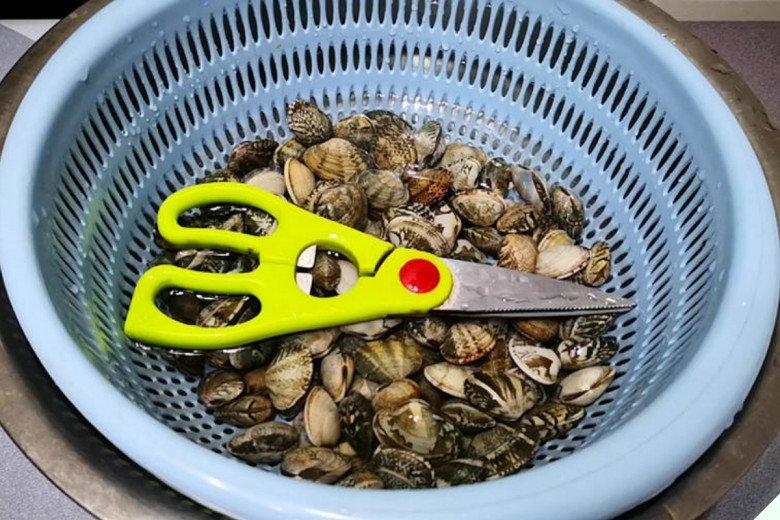 Rửa ngao đừng cho đinh hay ớt nữa, học 3 tuyệt chiêu này ngao tự nhả hết sạch cát không sót hạt nào - Ảnh 1. Rửa ngao đừng cho đinh hay ớt nữa, học 3 tuyệt chiêu này ngao tự nhả hết sạch cát không sót hạt nào - Ảnh 1.