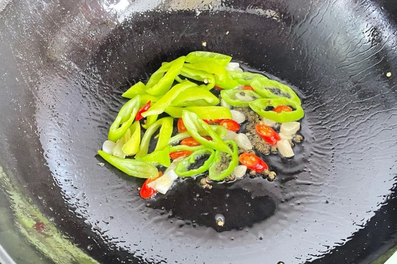 Rửa ngao đừng cho đinh hay ớt nữa, học 3 tuyệt chiêu này ngao tự nhả hết sạch cát không sót hạt nào - Ảnh 6. Rửa ngao đừng cho đinh hay ớt nữa, học 3 tuyệt chiêu này ngao tự nhả hết sạch cát không sót hạt nào - Ảnh 6.