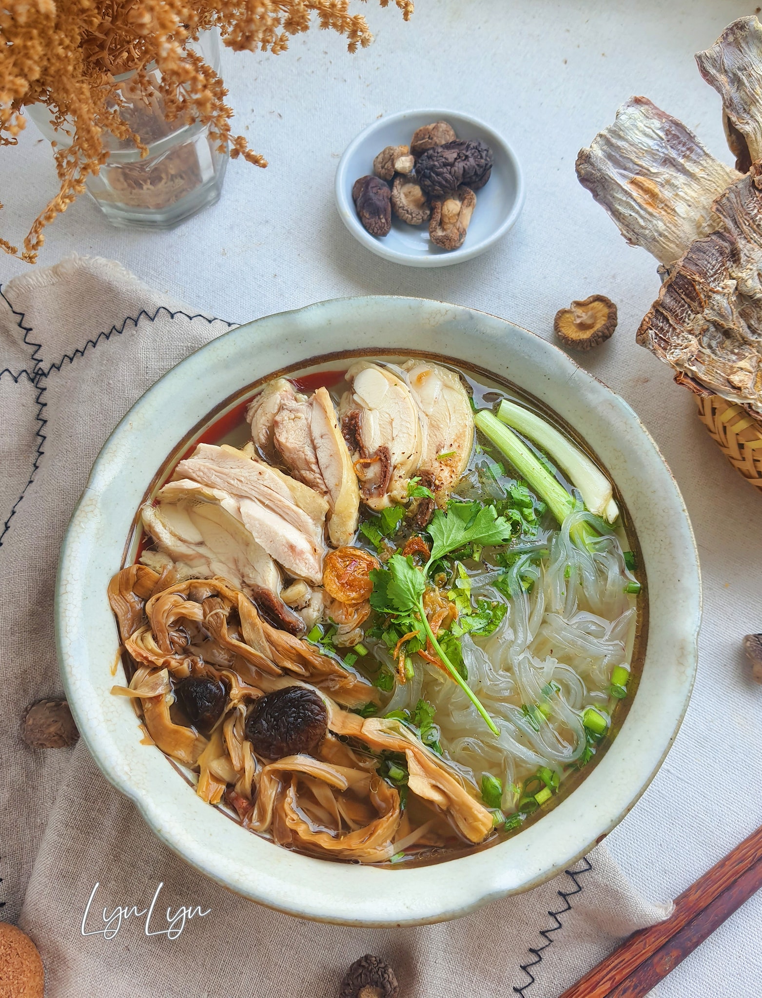 "Mầm non" của cây tre, đem phơi khô nấu miến gà ngon tuyệt - Ảnh 1.