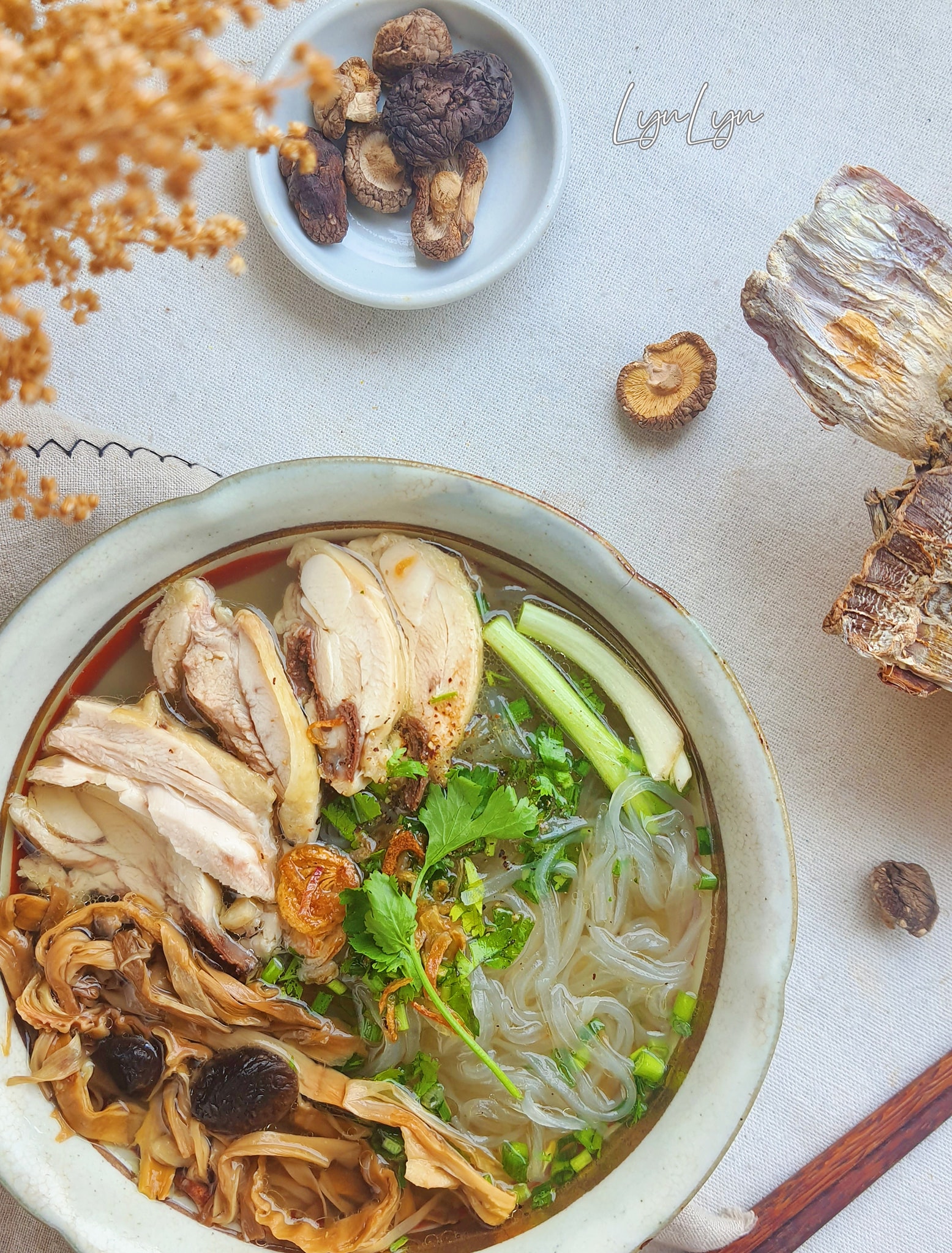 "Mầm non" của cây tre, đem phơi khô nấu miến gà ngon tuyệt - Ảnh 2.