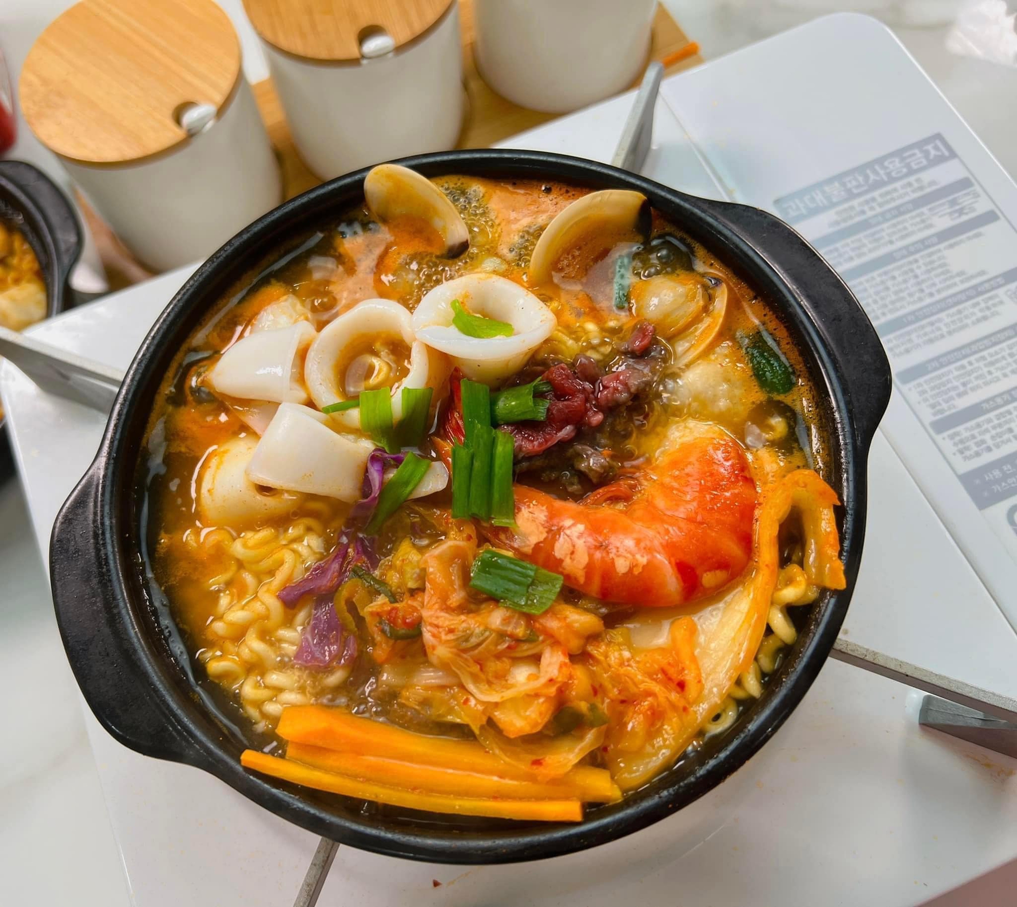 Muốn nấu mì cay chuẩn vị, không thể thiếu loại nguyên liệu này - Ảnh 1. Muốn nấu mì cay chuẩn vị, không thể thiếu loại nguyên liệu này - Ảnh 1.