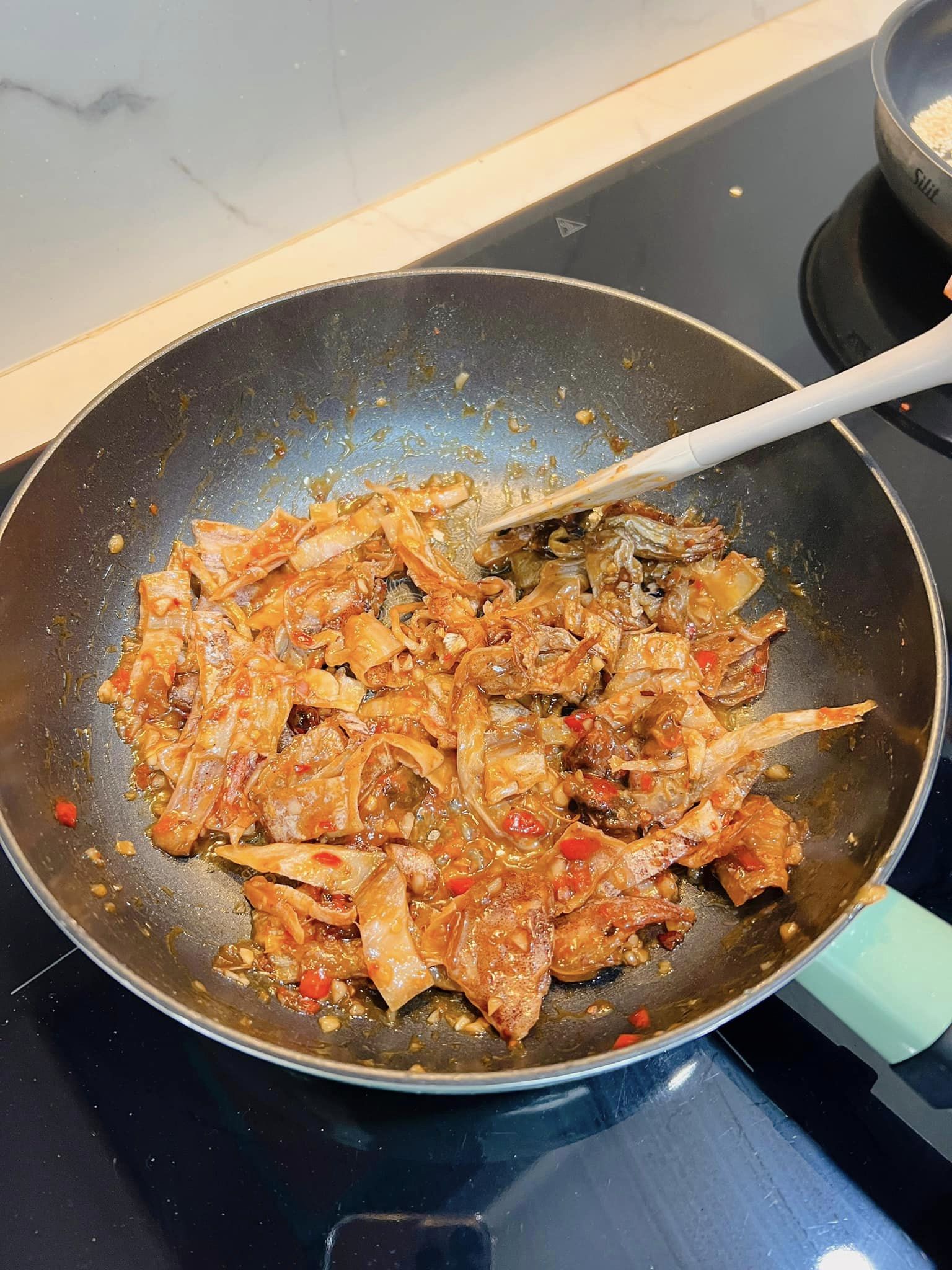 Mực khô rim với loại quả chua chua này, ngon nhức nách - Ảnh 4.