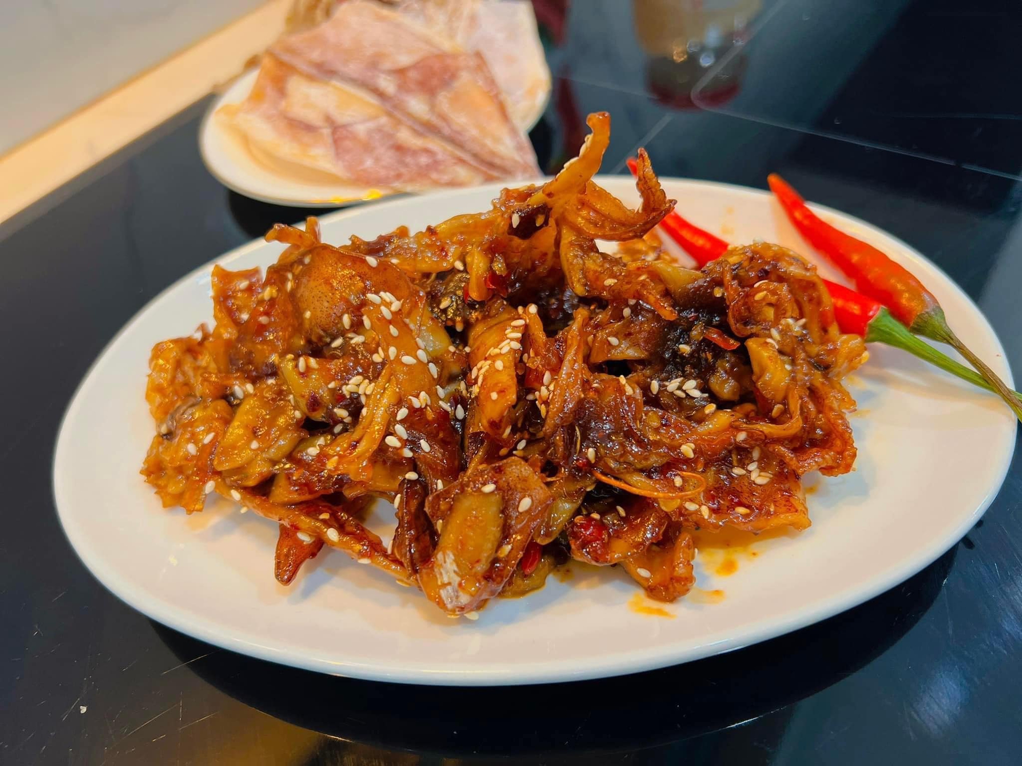 Mực khô rim với loại quả chua chua này, ngon nhức nách - Ảnh 1.