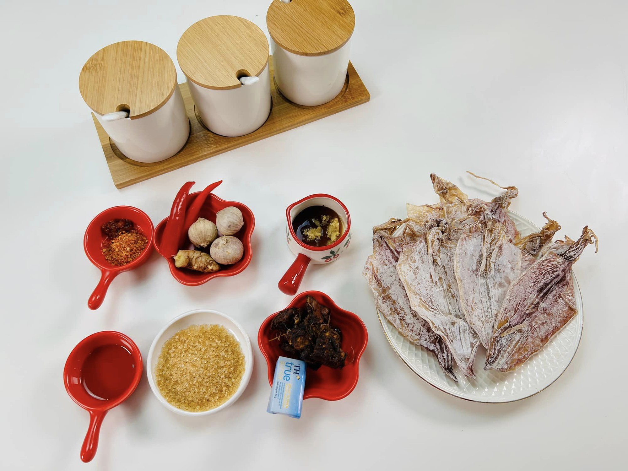 Mực khô rim với loại quả chua chua này, ngon nhức nách - Ảnh 2.