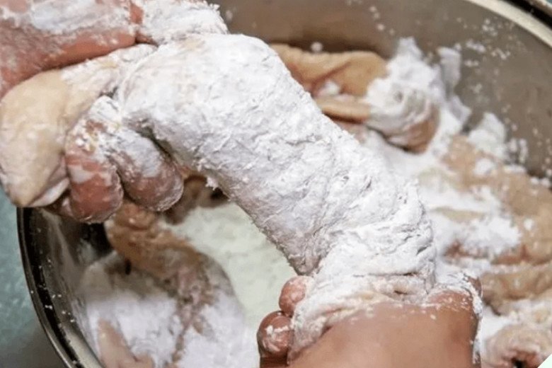 Lòng già chứa chất thải nên rất hôi, đầu bếp chỉ dùng thứ này “phút mốt” sạch bong, không tanh hôi - Ảnh 3.