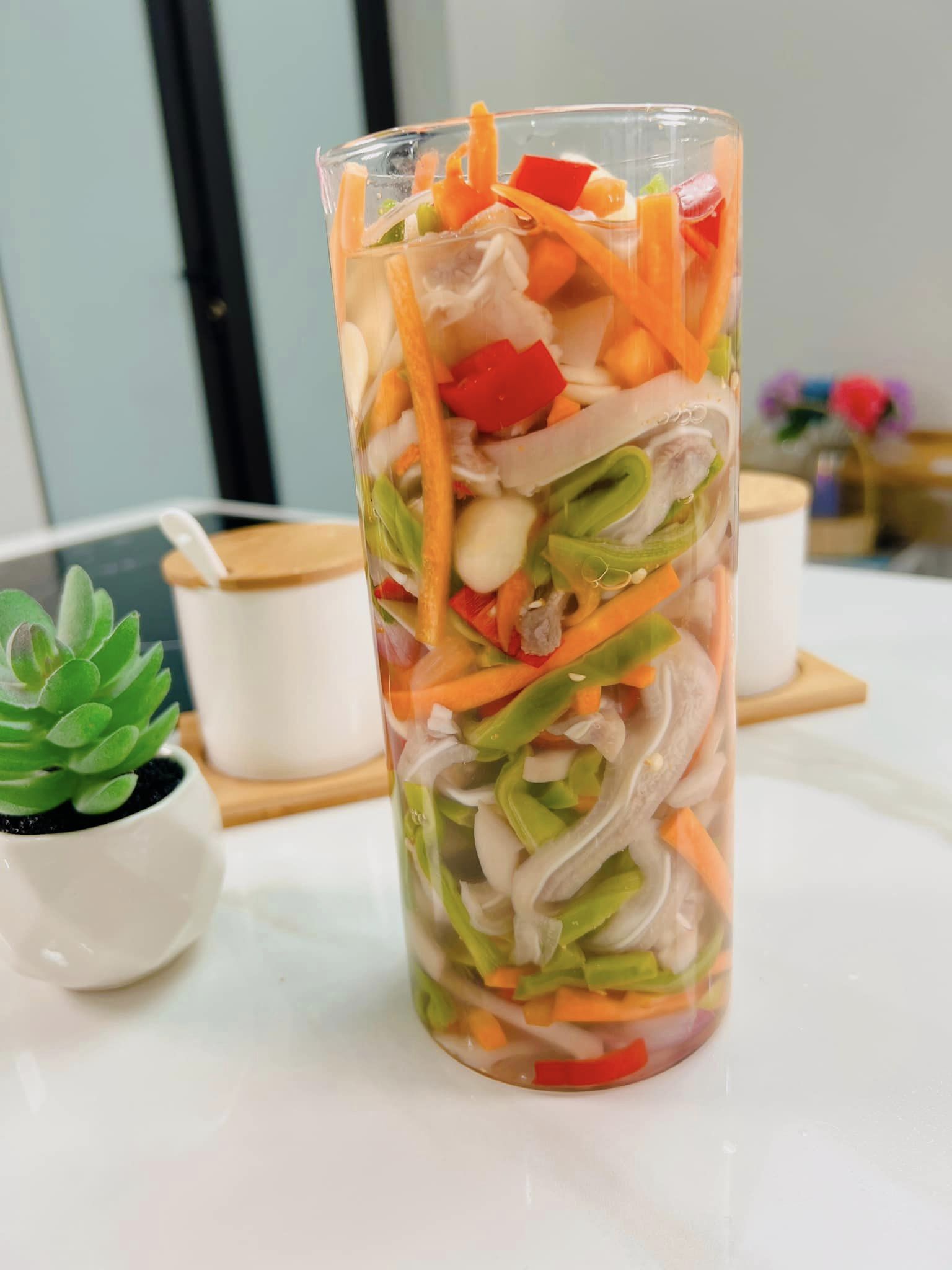 Tai heo ngâm chua ngọt với rau tiến vua không váng mỡ để cả tháng vẫn giòn ngon - Ảnh 6. Tai heo ngâm chua ngọt với rau tiến vua không váng mỡ để cả tháng vẫn giòn ngon - Ảnh 6.