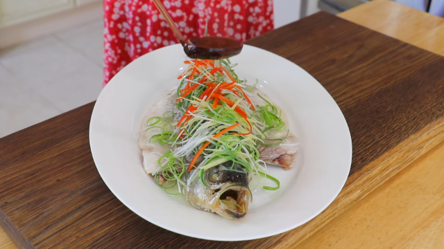 Loại cá có giá trung bình nhưng thịt cực ngọt, ít xương dăm đem hấp kiểu này thơm ngon thanh mát dễ ăn ngày hè - Ảnh 13.