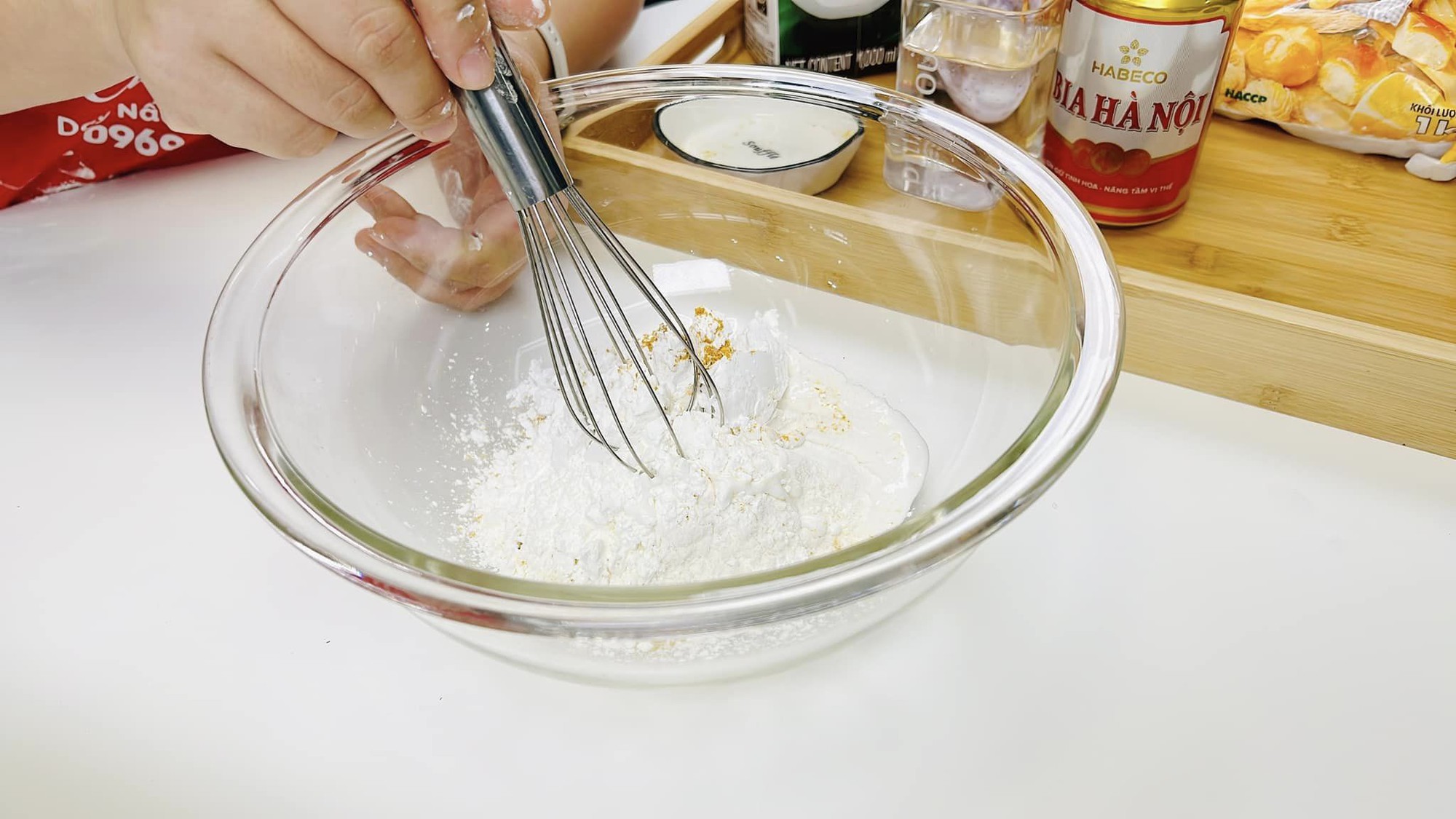 Muốn đổ bánh xèo vỏ giòn rụm thơm ngon chuẩn vị, đừng quên cho loại nước "đặc biệt" này - Ảnh 3.