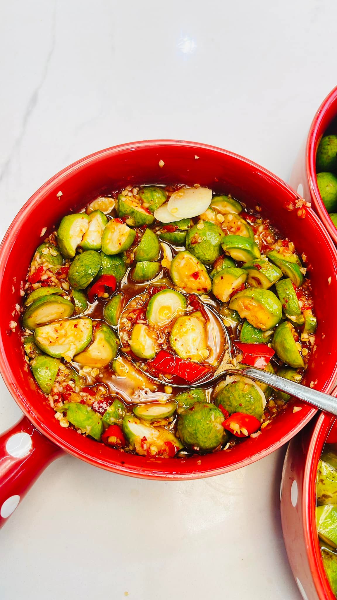 Loại quả được xem là “đặc sản mùa hè” đem dầm mắm ớt tỏi thành món siêu ngon - Ảnh 1.